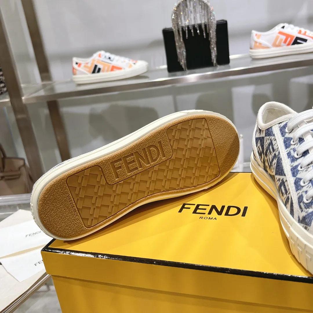 Couple style 💰460❤️Fendi Fendi's latest couple canvas shoes ❑ Fabric: Original customized imported jacquard canvas material ❑ Inner lining: Imported canvas material ❑ Sole: Original molded non-slip TPU outsole ❑ Bottom thickness: 2.5cm ❑ Size: Women's 35-40/Men's 39-45